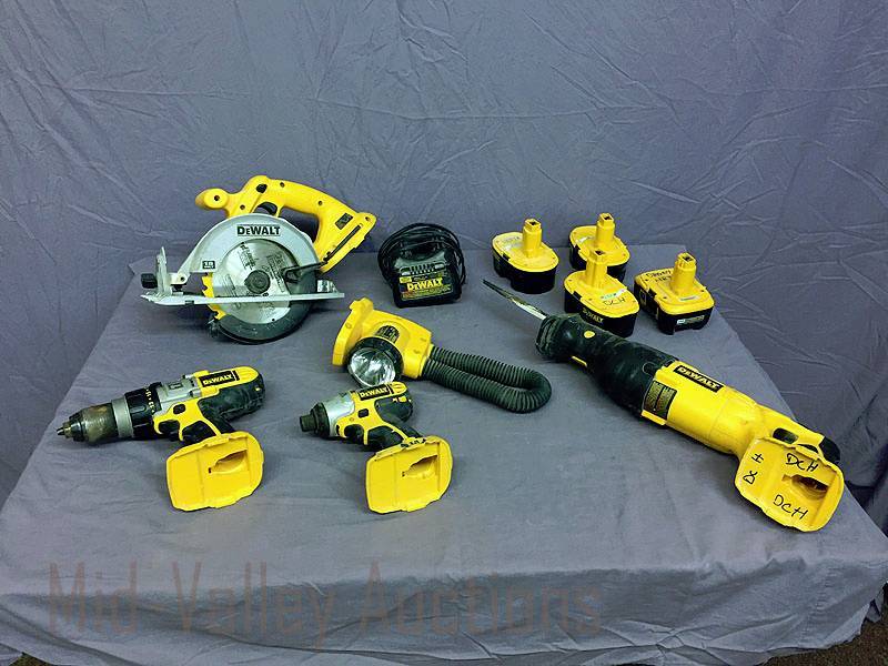 lot 38 image: DeWalt 18V cordless 10 pc set