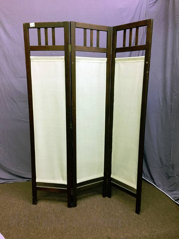 lot 53 image: Room divider
