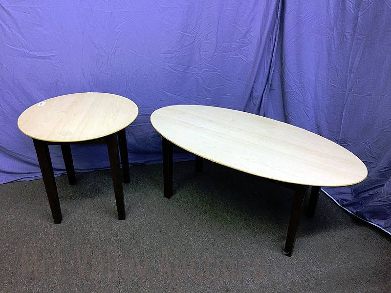 lot 48 image: Matching coffee and end table
