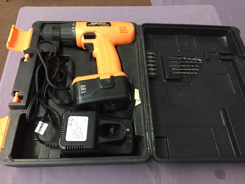 lot 22 image: 18V cordless drill kit