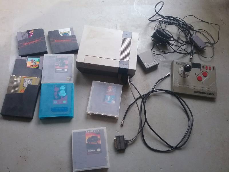 lot 104 image: Vintage Ninetendo Game System & Games