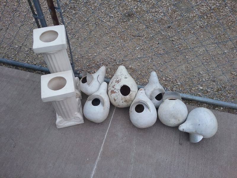 lot 118 image: Lot - Gourd Birdhouses & Pillars