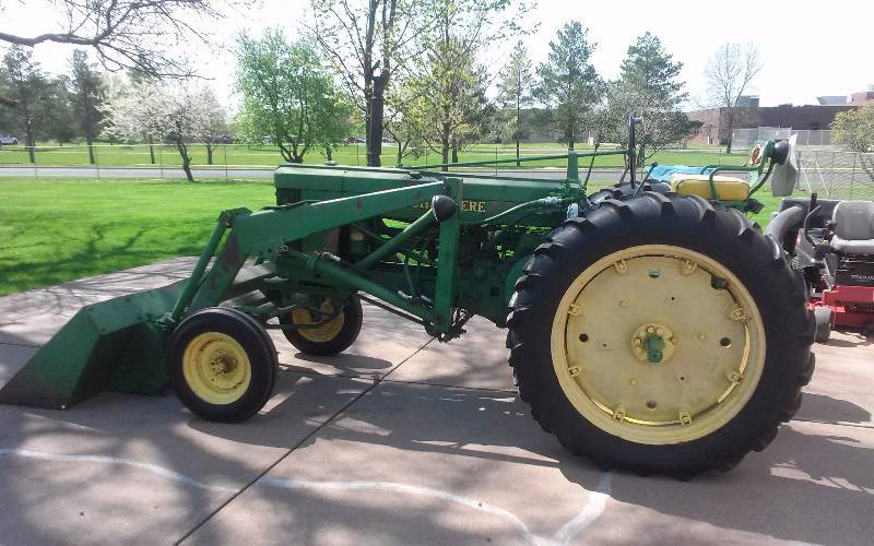 lot 1 image: John Deere Model B Wide Front Tractor w6FT Bucket, Tire Chains. Great Runner No Reserve
