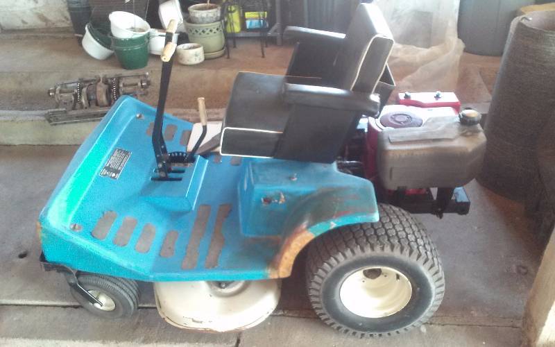lot 4 image: Dixon Zeeter 424 Zero Turn Mower, 11hp