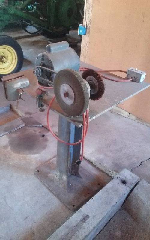 lot 9 image: GrinderBrush Mounted to Iron Machine Stand, with 34hp GE Motor