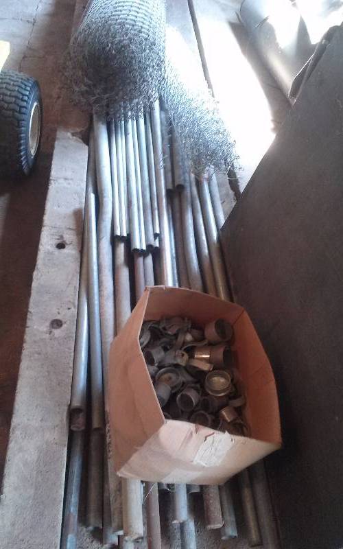 lot 11 image: Lot- Fencing Items, Posts, Caps 5ft Fence