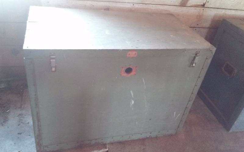 lot 22 image: Wooden BoxTrunk - Green