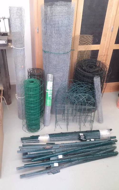 lot 54 image: Lot - Misc Fencing & appx 30 3FT U Posts