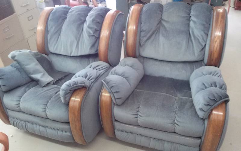 lot 68 image: Pair - RockerRecliners, Blue