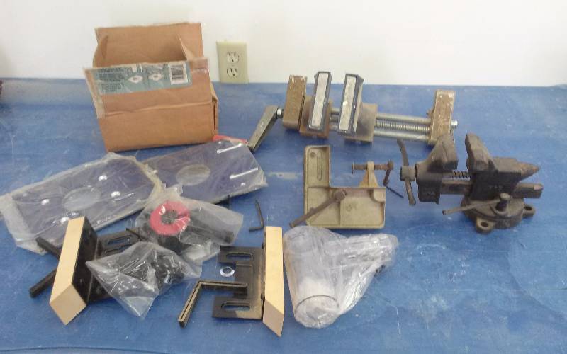lot 71 image: Lot - Jig Saw Mounting Kit, Vise, Etc