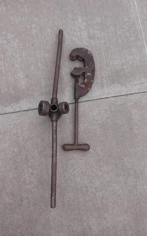 lot 154 image: Lot - Pipe Cutter & Die