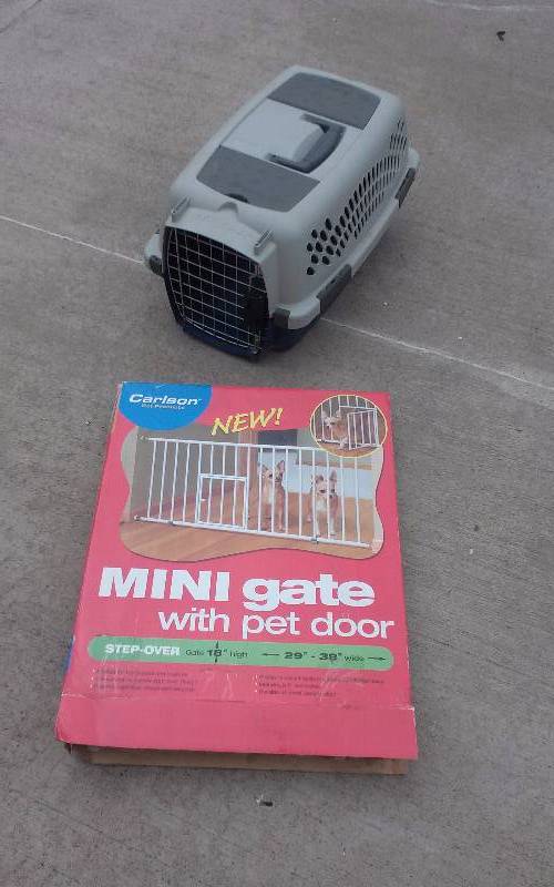 lot 156 image: Pet Mini Gate wPet Door & Small Pet Taxi