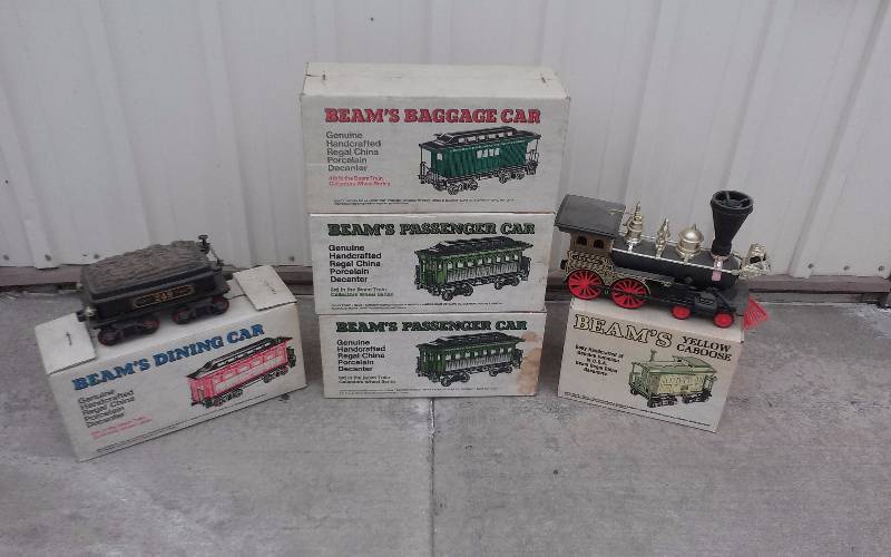 lot 158 image: BEAMS Train Decanter Set