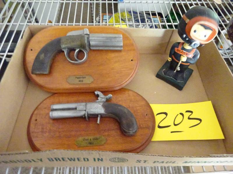 Gun Plaques, Bobble