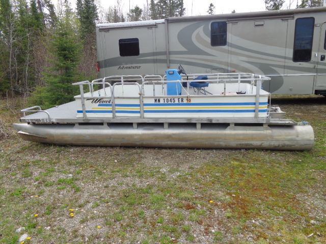 Pontoon boat
