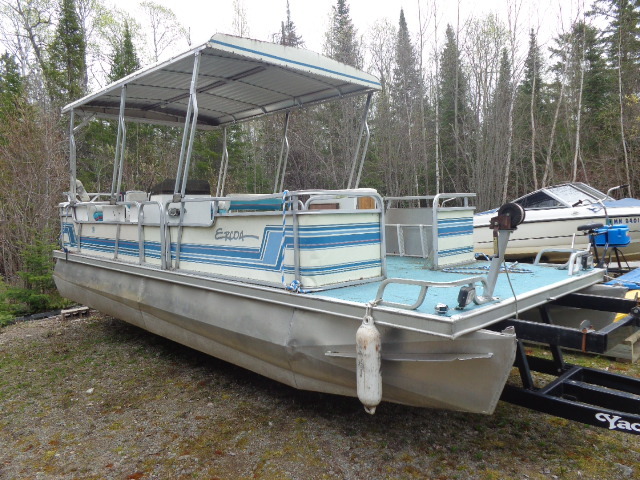 Pontoon boat