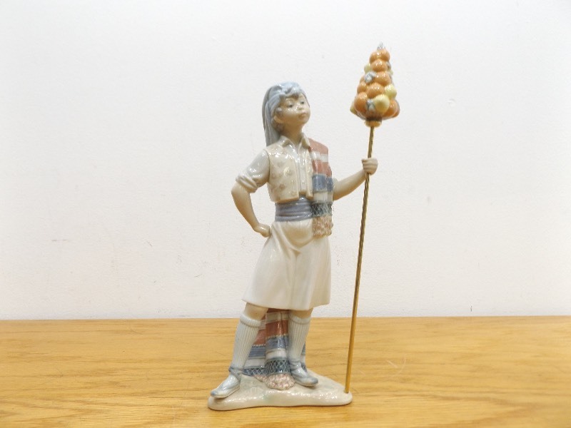 lot 7 image: RARE LLADRO #1400 Valencian Boy Figurine