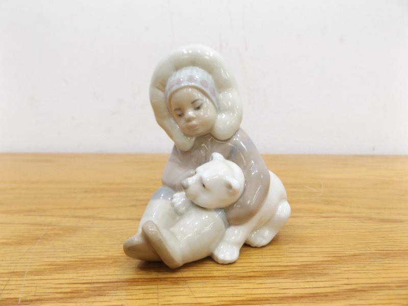 lot 8 image: MINT LLADRO #1195 Eskimo Playing Figurine