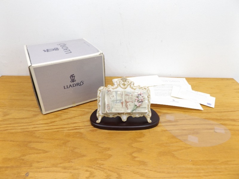 lot 9 image: Signed LLADRO #01819 Words of Love Figurine with Original Box