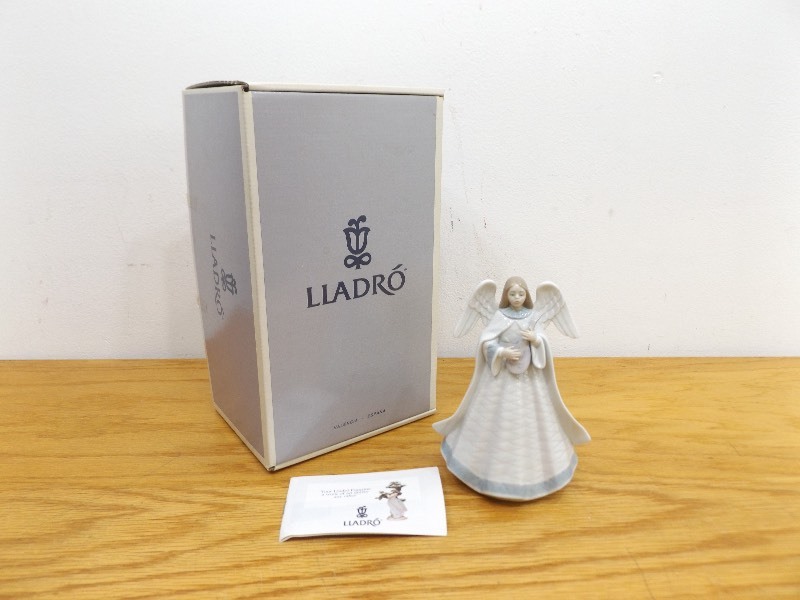 lot 10 image: MINT LLADRO #5963 Angelic Melody Figurine in Original Box