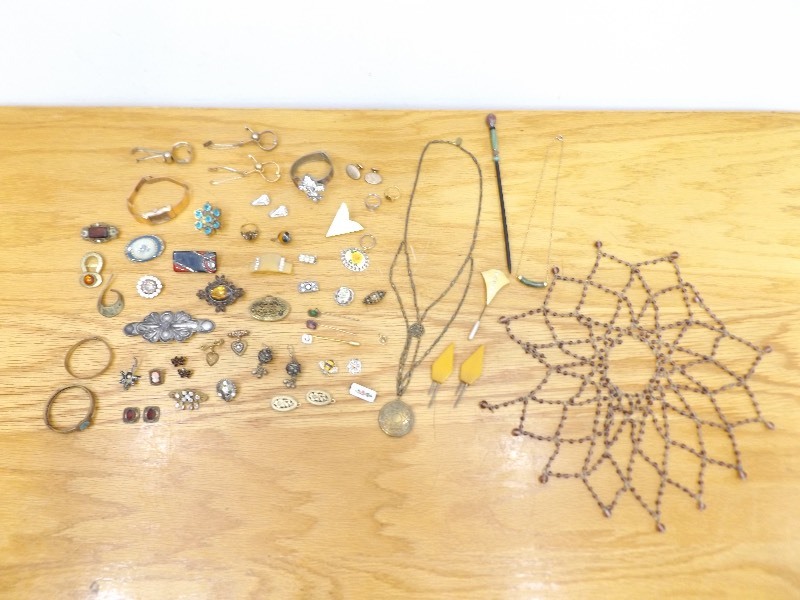 lot 25 image: Lot of Antique Jewelry