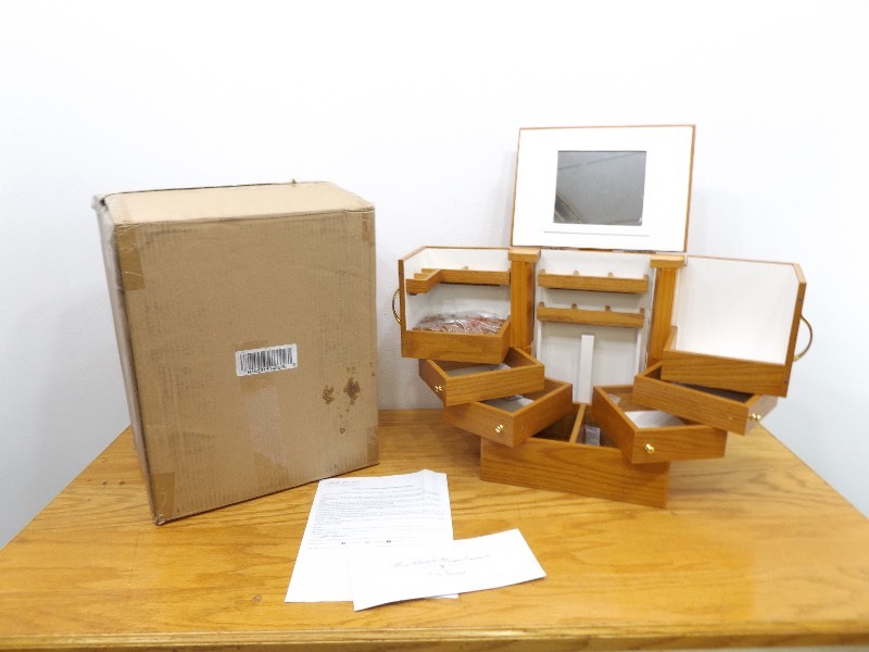 lot 24 image: New in Box Large Lori Greiner Jewelry BoxCosmetic Organizer