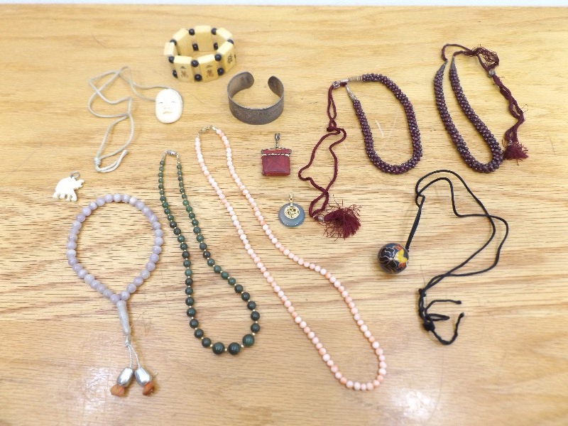 lot 26 image: Lot of Asian, Bone, etc. Jewelry