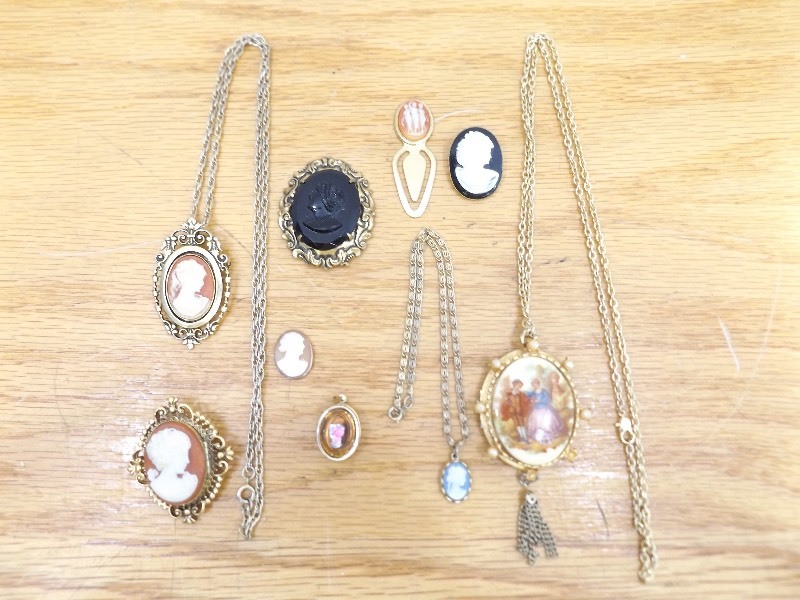 lot 27 image: Lot of AntiqueVintage Cameos