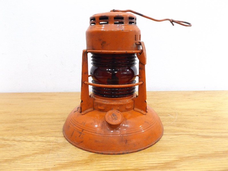 lot 43 image: Vintage Dietz No. 40 Traffic Gard Railroad Lantern
