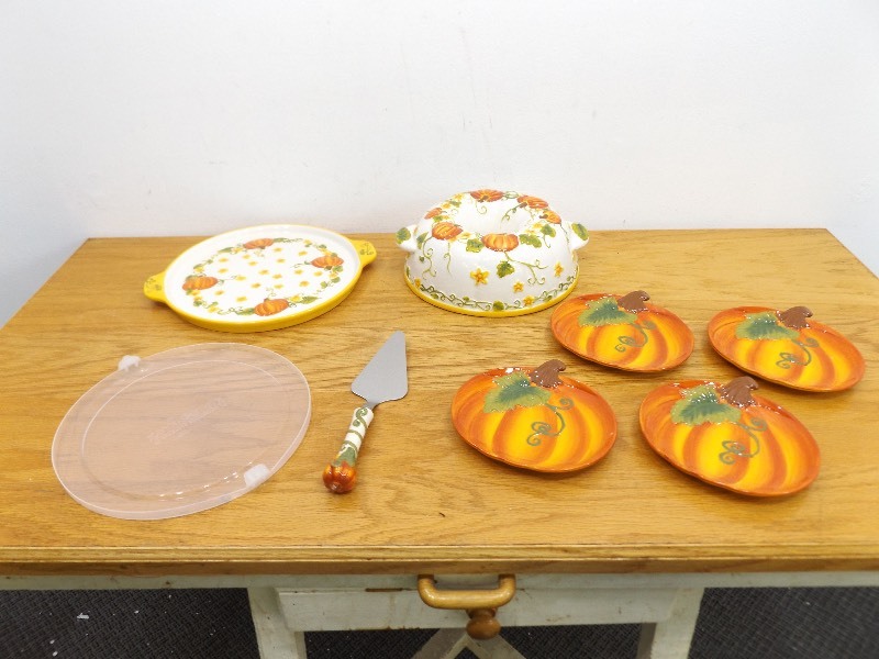 lot 48 image: Temp-Tations Figural Pumpkin 8 Piece Bundt Cake Serving Set