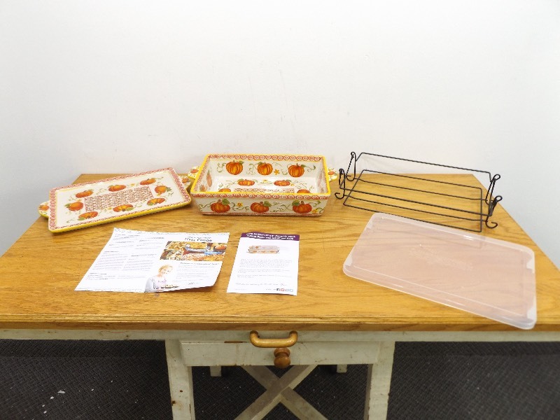 lot 49 image: Temp-Tations Pumpkin Patch Baker with Lid-It and Rack