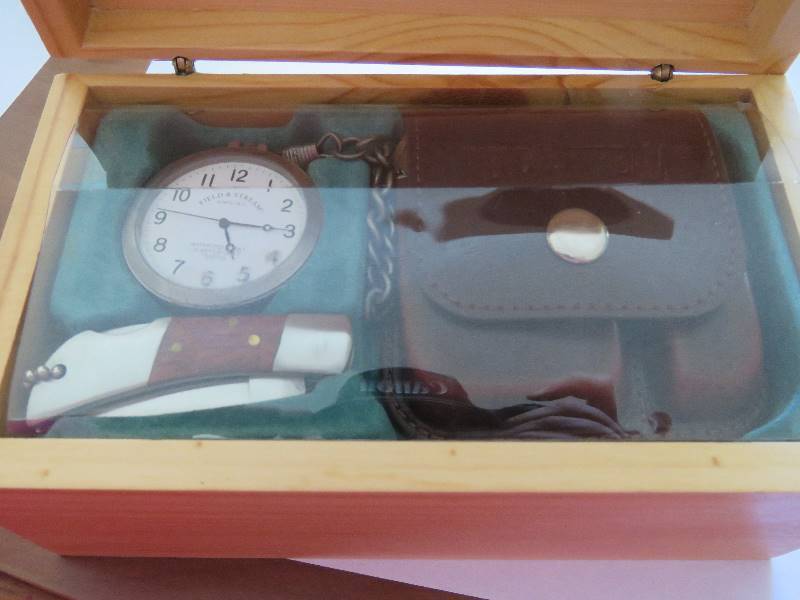 lot 682 image: Collectible Knife Set