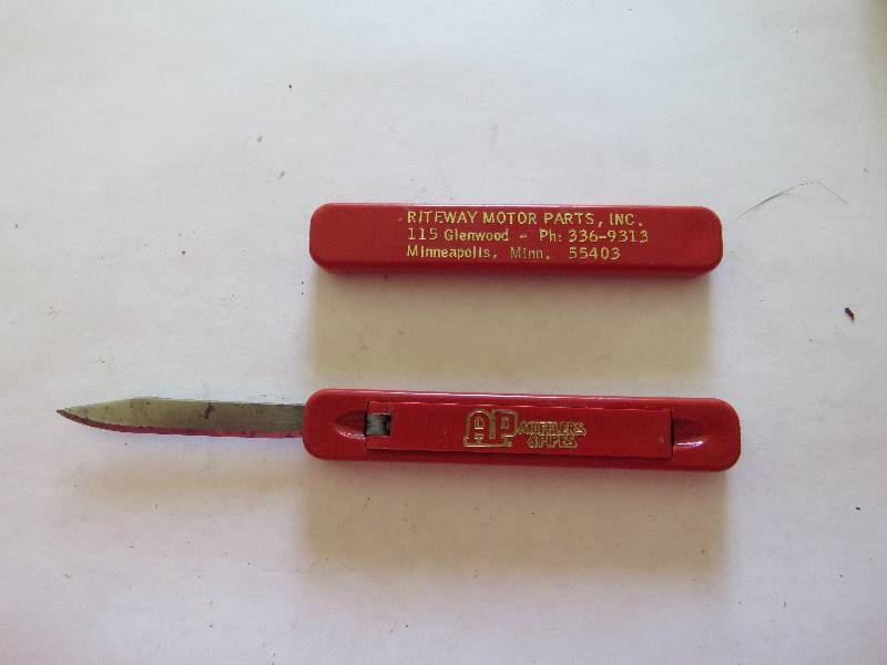 lot 687 image: Collectible Knives
