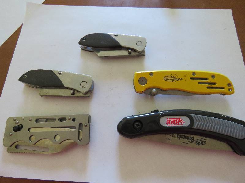lot 692 image: Collectible Knives