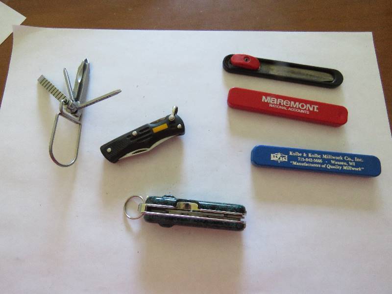 lot 698 image: Collectible Knives