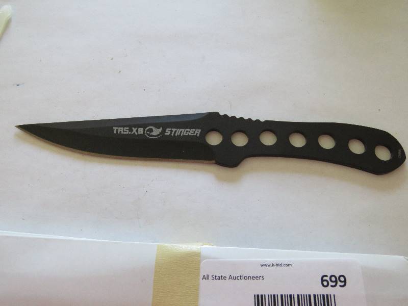 lot 699 image: Collectible Throwing Knives