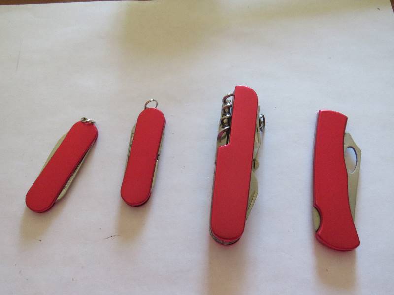 lot 711 image: Collectible Knife Set