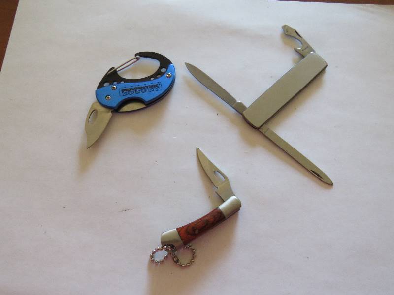 lot 713 image: Collectible Knives