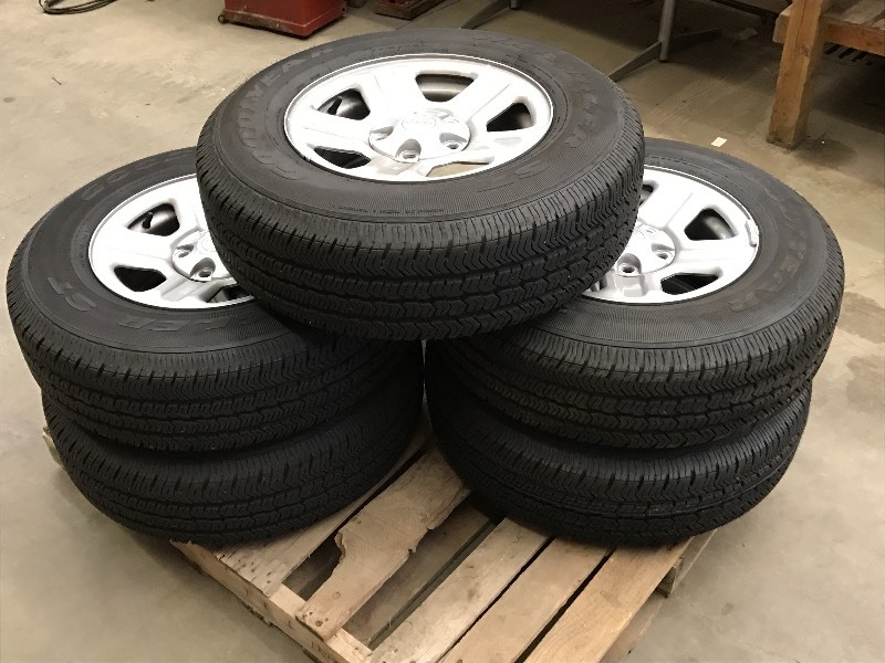 lot 86 image: Set Of (5) Jeep Wheels & Tires Remo...