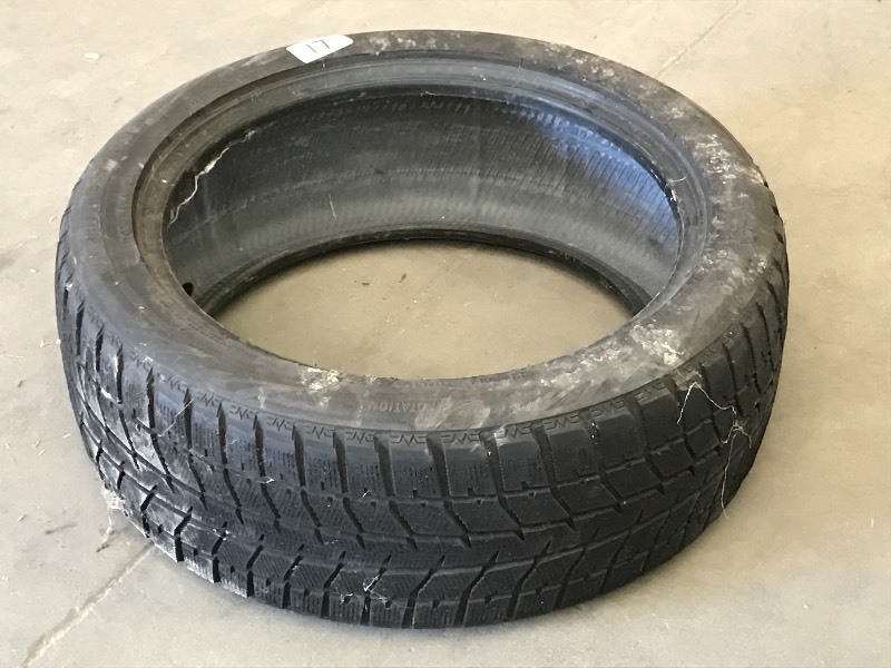 lot 17 image: (1) Bridgestone Blizzak 2055017 T...