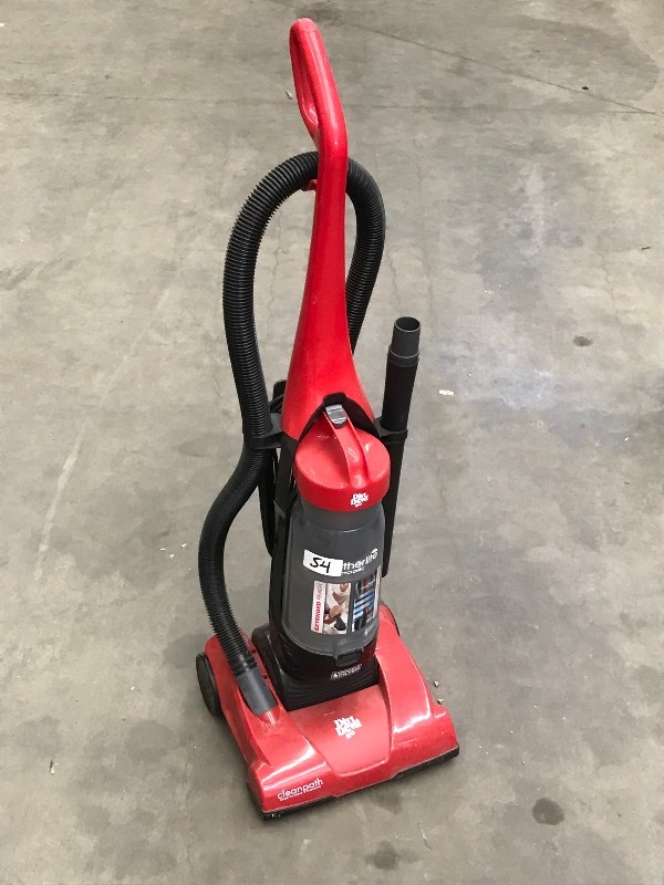 lot 54 image: Dirt Devil FeatherLite Bagless Vacu...
