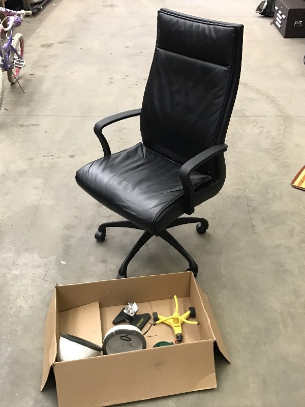 lot 89 image: Lot Of High-Back Rolling Office Ch...
