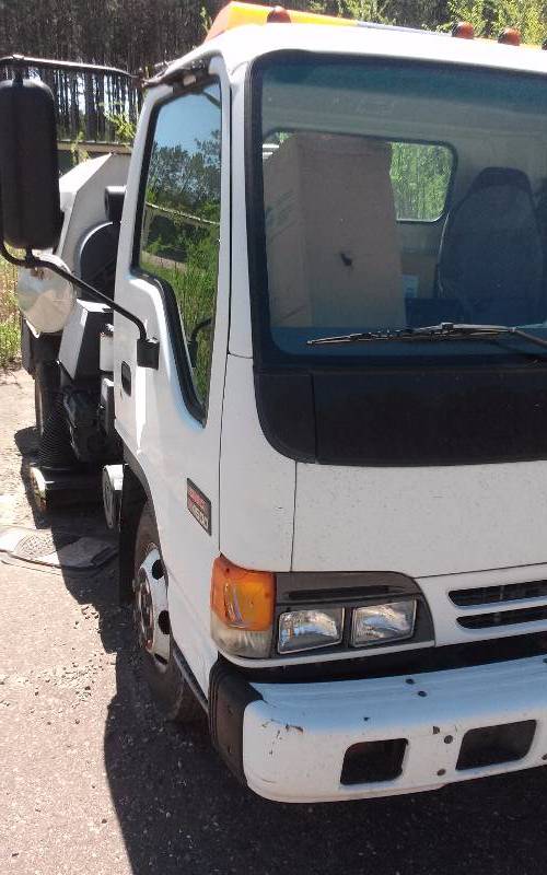lot 1 image: 2003 GMC W4500 with Schwarze Sweeper System
