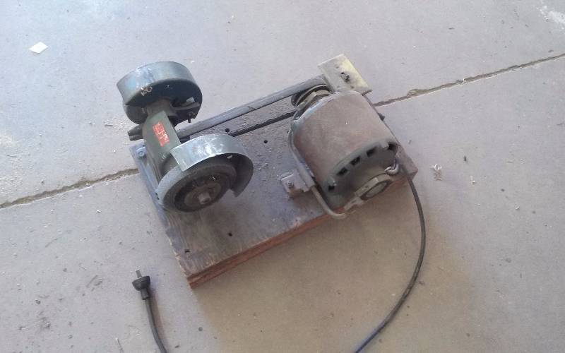 lot 15 image: Bench Grinder