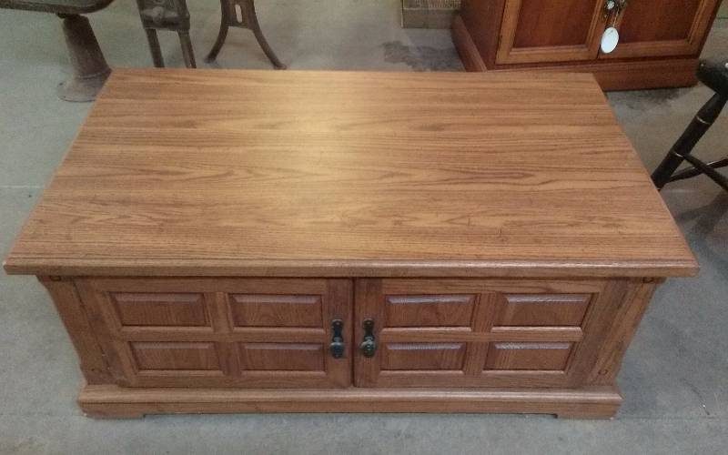 lot 19 image: Rolling Coffee Table