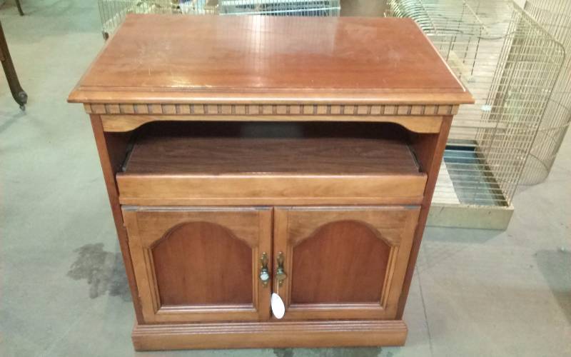 lot 20 image: Solid Wood TV Stand