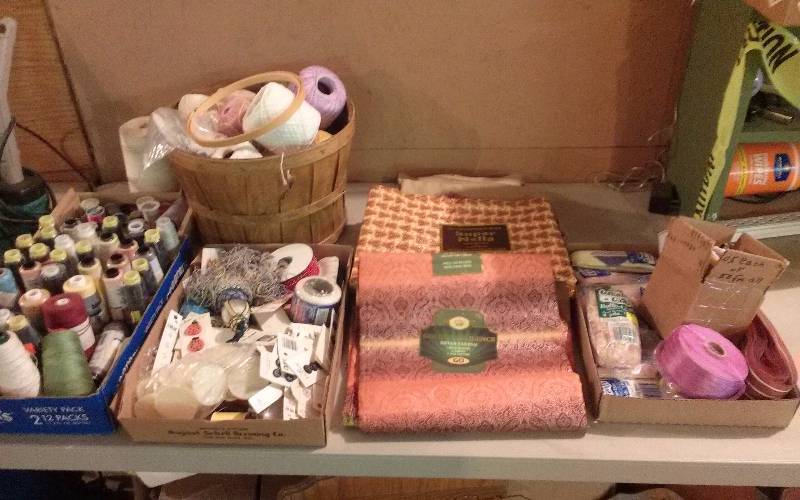 lot 42 image: Lot - Sewing Items