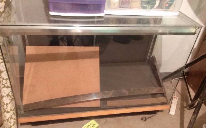 lot 49 image: Glass Store Display Case