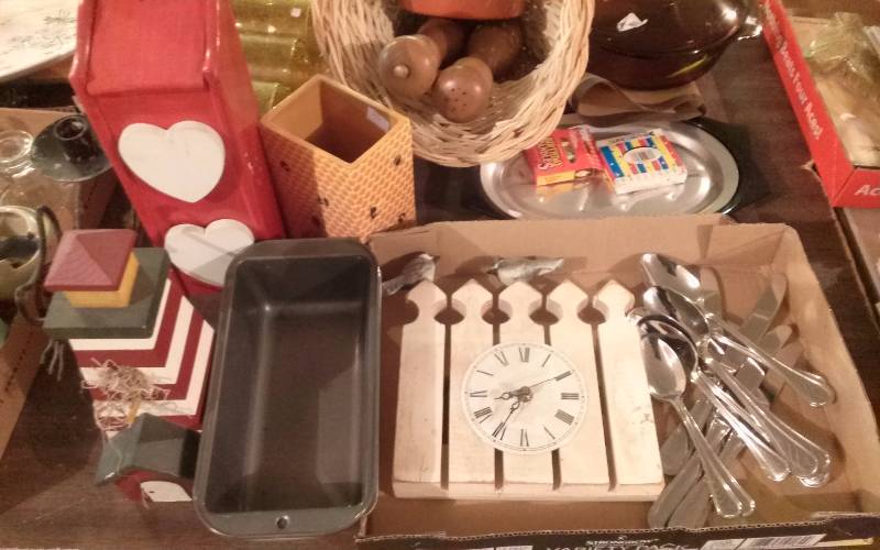 lot 63 image: Lot - Misc Glassware, Basket, Etc