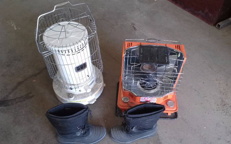 lot 2 image: Lot - Heaters and Mens Thermolite Boots Size 13